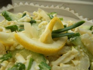 Салат украшенный лимоном