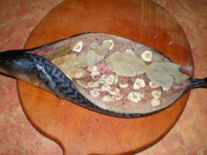 Лавровый лист и чеснок в рыбке