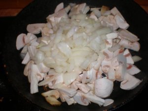 Грибы и лук на сковороде