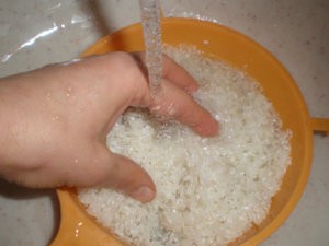 Рис под струей воды