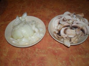 Лук и грибы для салата