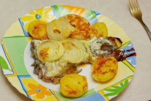 Кусочек карпа на тарелке с картофелем