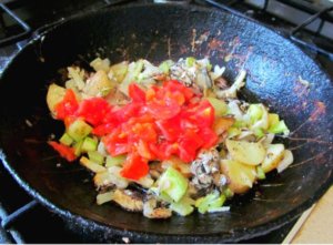 Салака с овощами на сковороде