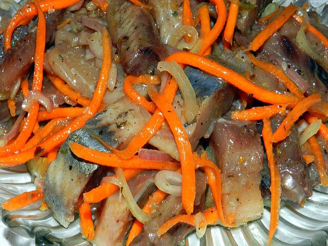 Сельдь маринованная с луком и морковью