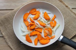Запекание лука и моркови на сковороде