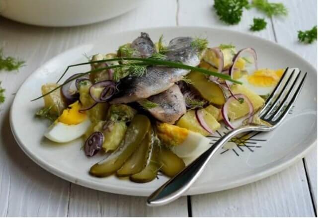 Салат с картошечкой и рыбой