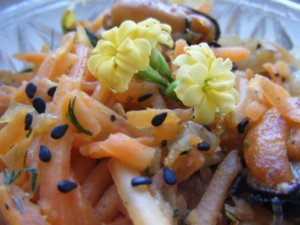 Салат из мидий и корейской морковки с кунжутом