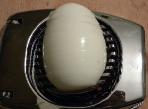 Яйцо в яйцерезке