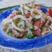 Салат с кальмарами, рисом и овощами