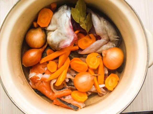Лук и морковь в рыбном бульоне