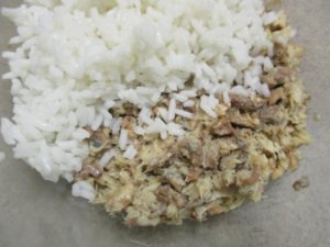 Рис с рыбными консервами