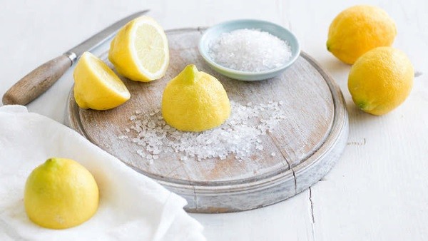 Лимон с солью на доске
